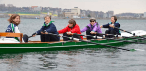 Der Doppelvierer mit (von links) Steuerfrau Julia Cuntze, Giesela Kordes, Cordula Sprenger, Klaudia Fromme-Waller und Heidemarie Spengler ist schon ein erfahrenes Team und bei der Regatta zum wiederholten Male dabei. Foto: Eisenkrätzer