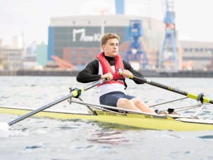 David Kerscher vom Ersten Kieler Ruder-Club geht bei sechs Grad Wassertemperatur auf Nummer sicher. Bei seinem gestrigen Training auf der Förde trug er eine Rettungsweste. Foto: Peter