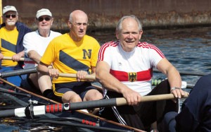 Kraft Schepke (vorne) traf gestern in Kiel Peter Bos (dahinter), den Kapitän des US-Achters von 1960. Auf der Förde ruderten sie zusammen im Vierer mit Steuermann Hans-Rudolf Schröder, Christian Prey und Jörn Schepke. Foto Rebehn