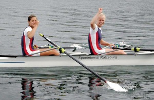 Frieda Hämmerling (rechts) nach ihrem Sieg um U17-Finale mit Doppelpartnerin Annemieke Schanze.