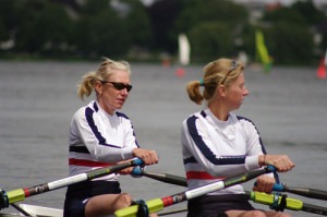 Gaby Schulz (links) ruderte mit Partnerin Sybille Roller im brandenburgischen Werder zur Silbermedaille. Foto Karkossa