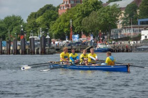 Im Familienboot "Die Wulfis" holte Sönke Wulff (2. von links) mit seinen Söhnen Max (von links), Julius, Frederik und Valentin beim Expertenrennen den ersten Platz. Foto: Janssen