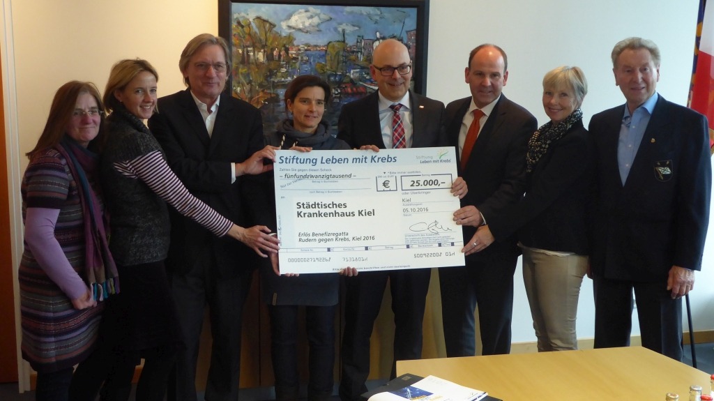 Die Verantwortlichen der Benefizregatta "Rudern gegen Krebs" freuen sich mit Ministerpräsident Albig über den Geldsegen Die Verantwortlichen der Benefizregatta "Rudern gegen Krebs" freuen sich mit Ministerpräsident Albig über den Geldsegen